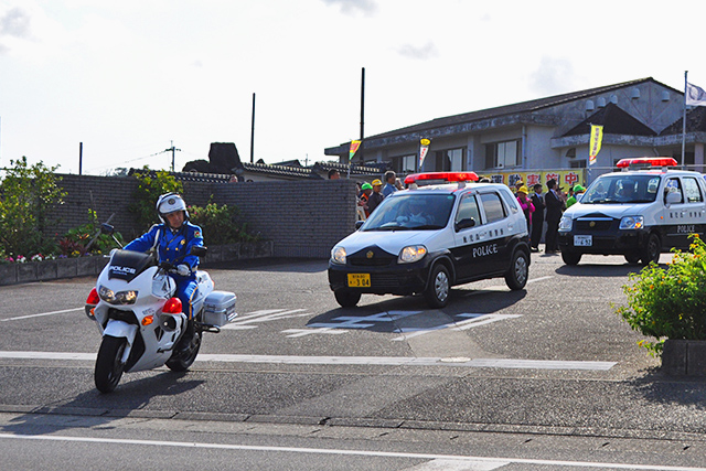 パレードに向かう警察車両