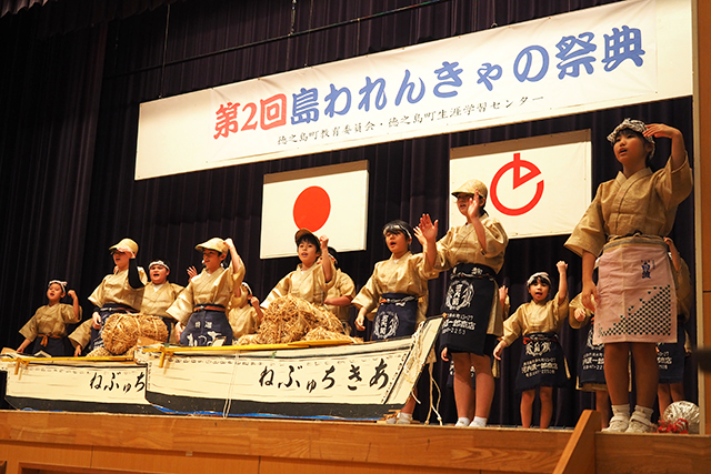 亀徳小学校の島口劇『秋津港の砂糖積み』