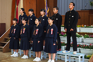全校生徒9名での合唱