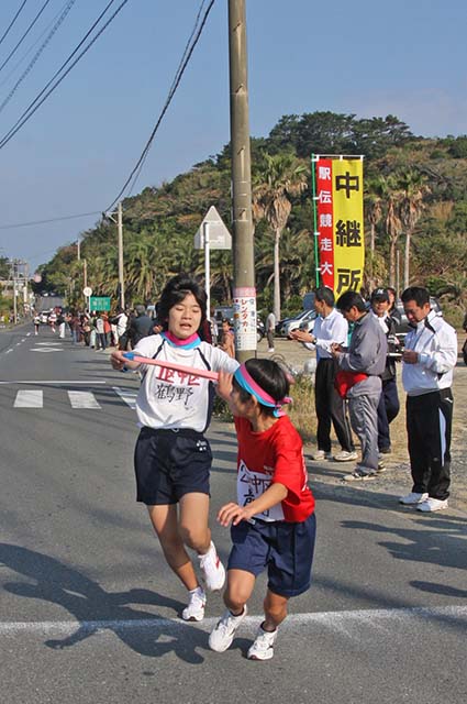 第1中継所をトップでタスキをつなぐ中区の選手