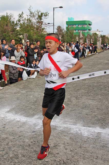 トップでゴールする亀徳の選手