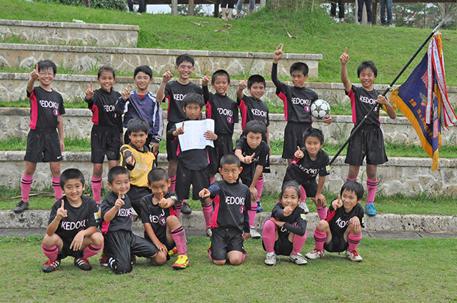 優勝を喜ぶ花徳サッカースポーツ少年団選手たち