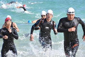 2kmもの距離を泳ぎきったSWIMの選手