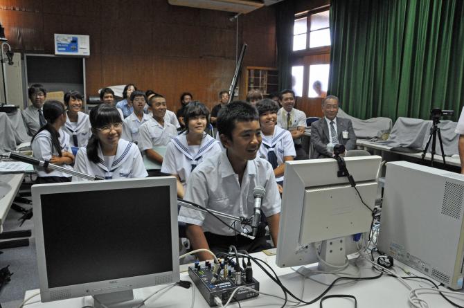 大学生のユニークな回答に笑顔が広がる生徒たち