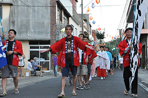 商店街を練り歩く御神体