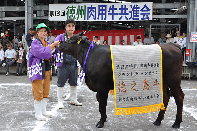 大島紬の打掛をした「よしみ」と永吉輝彦さん夫妻