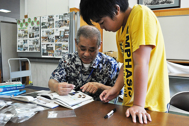 図書館長に貝の種類を聞く生徒