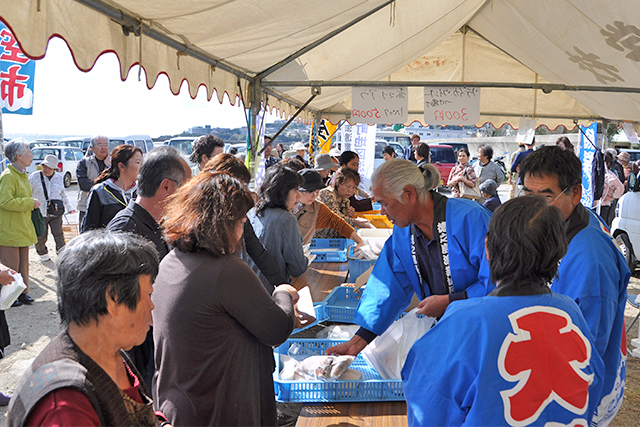 列が続く魚の販売