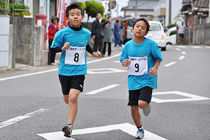 3kmコースで仲間と競う順田大聖くん（右）