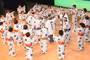 圧巻の踊りを披露する亀津浜踊り保存会