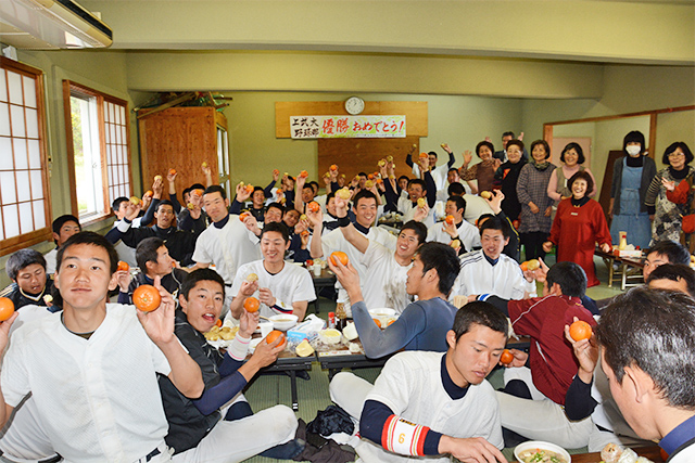 食事時間を楽しむ上武大学野球部員