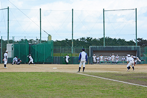 野球場で練習試合を行う選手たち