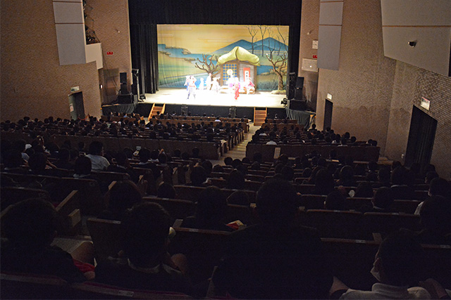 ダイナミックな公演に見入る子ども達