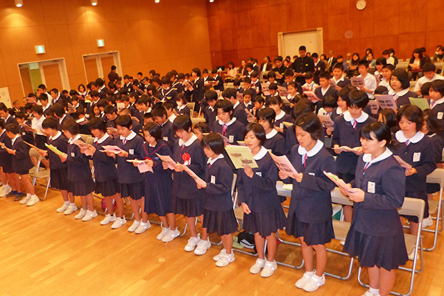 学士村塾憲章を読み上げる児童生徒