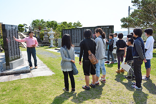 なごみの岬公園で説明を聞く子どもたち