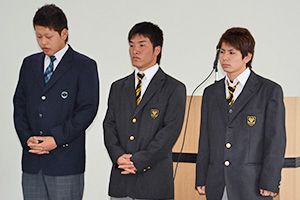 入隊予定の三名（左から永吉将人さん、廣成人さん、嶺田樹さん）