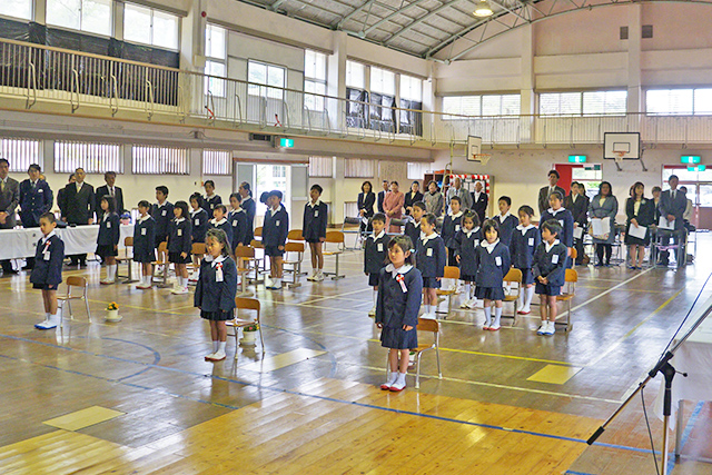 入学式が行われた山小学校体育館