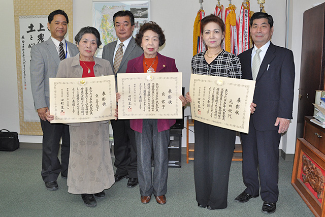 表彰を受けた3名のみなさん（左から東喜美子さん、貞君子さん、元田悦代さん）