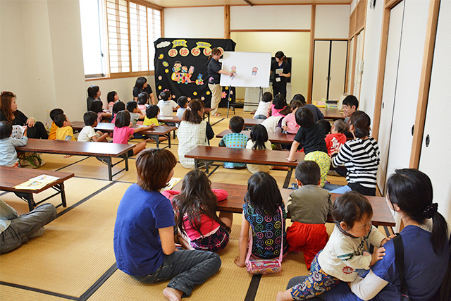 桃太郎の話をきく子どもたち