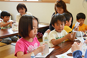 手作り絵本作りをする子どもたち