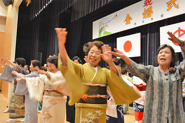 参加者みんなで踊る花の徳之島