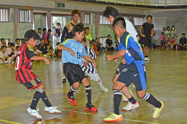 プロ選手のパス回しに挑む小学生