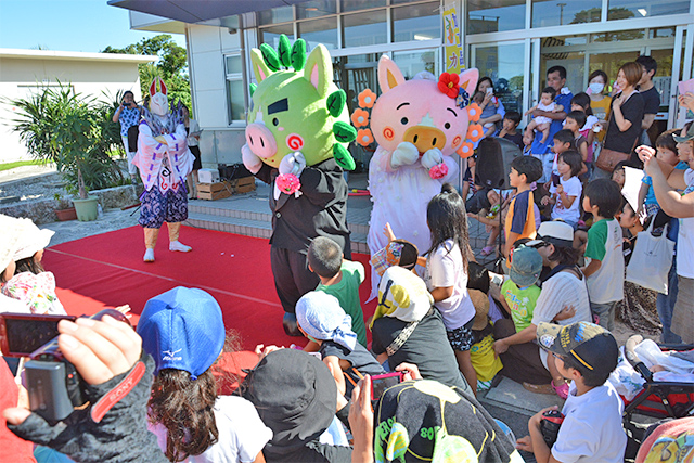 会場に集まった人々に祝福される２人