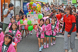 亀津幼稚園の元気な子ども神輿