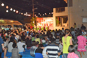 大勢の人が集まる祭り会場