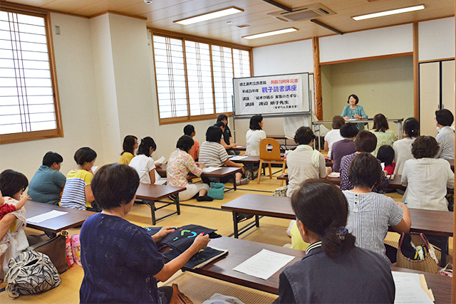 渡辺順子先生の話を熱心に聴く参加者