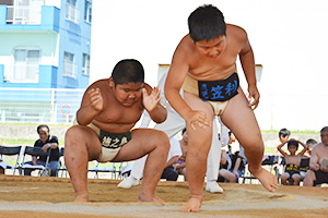 押し出しの技を連発する市来﨑大祐くん（左）