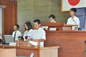 港周辺の壁画についての議案を発表する亀津中学校代表