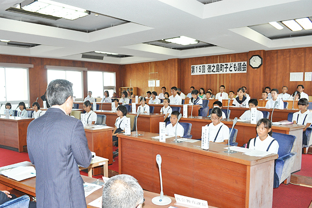 学校教育課長の答弁を真剣に聞く子ども議員