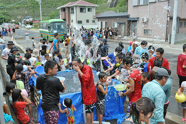 掛けても掛けられても水かけを楽しむ人々