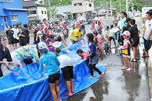 子どもが集まる舟の水溜