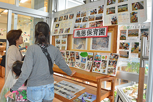 食育写真の展示を見る人