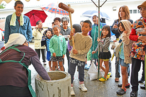 餅つきに挑戦する子ども達