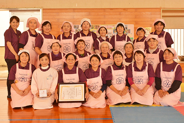 ピンクのエプロンをつけた町食生活改善推進員のみなさん