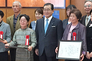 県知事より表状を授与された當英子代表（左）