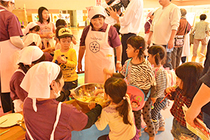 健康まつりで食改さんと楽しんでおかしを作る子ども達