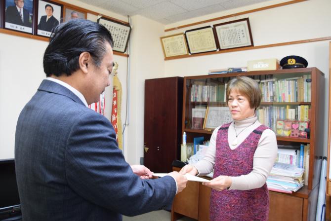 委嘱状の伝達を受ける成岡氏