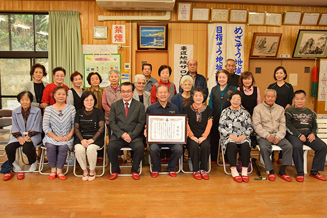 高岡町長と表彰された東区きらきらの皆さん