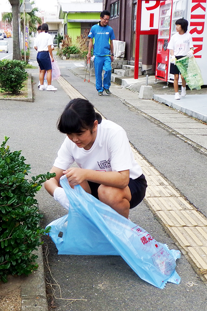 懸命にゴミを拾う亀津中の生徒たち