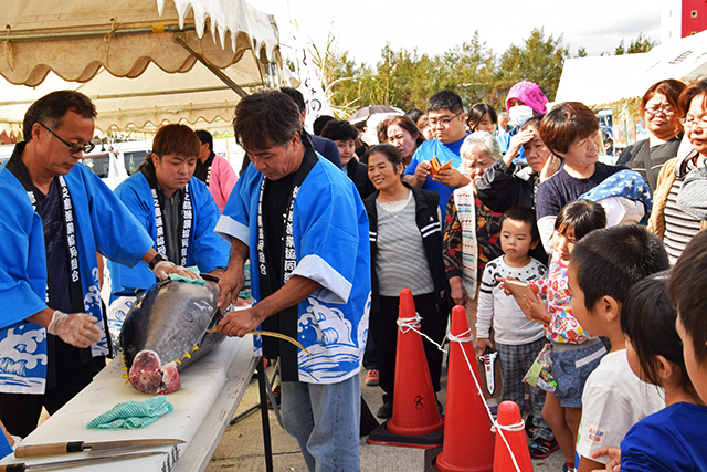 マグロが無料で振舞われたマグロ解体ショー