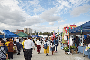 大勢の人で賑わう会場