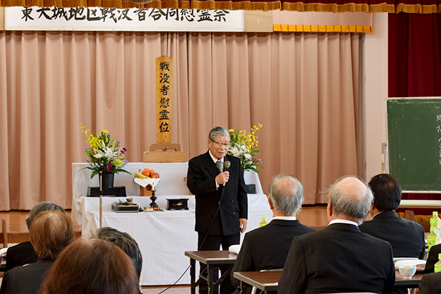 追悼の辞に先立ちあいさつをする尚俊哉氏