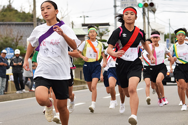 スタートを切る小学生女子の選手たち