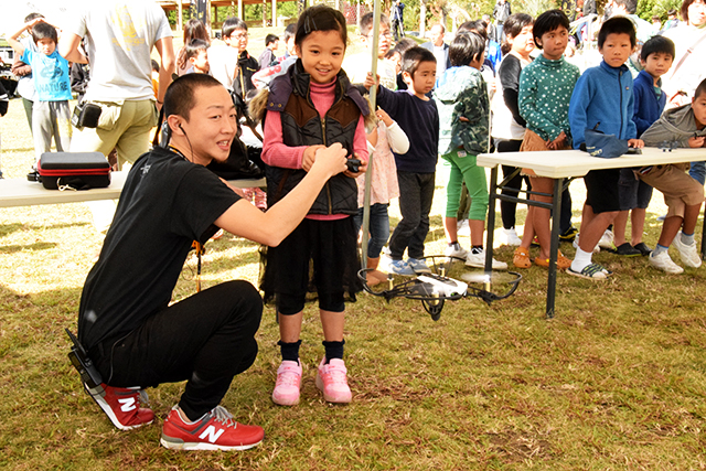 子どもたちが楽しそうにドローンを操縦