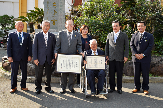 表彰状を手にする横濱氏（右）と住田氏（左）