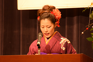 謝辞を述べる米山夏希さん